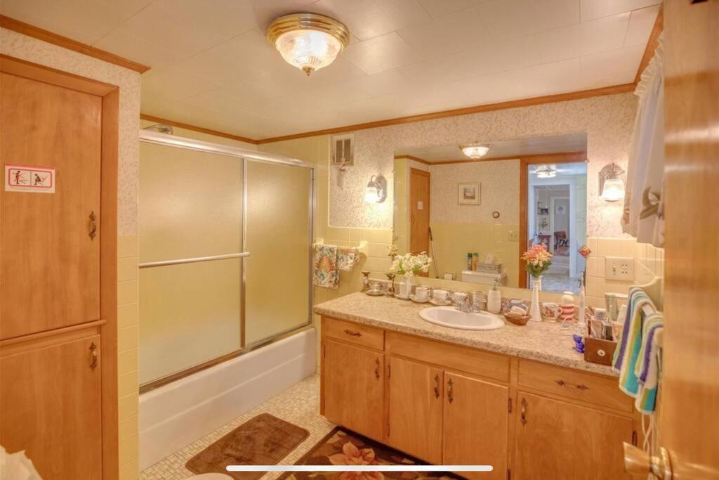 Cute 6-Bedroom Getaway In The Heart Of Littleton Dış mekan fotoğraf